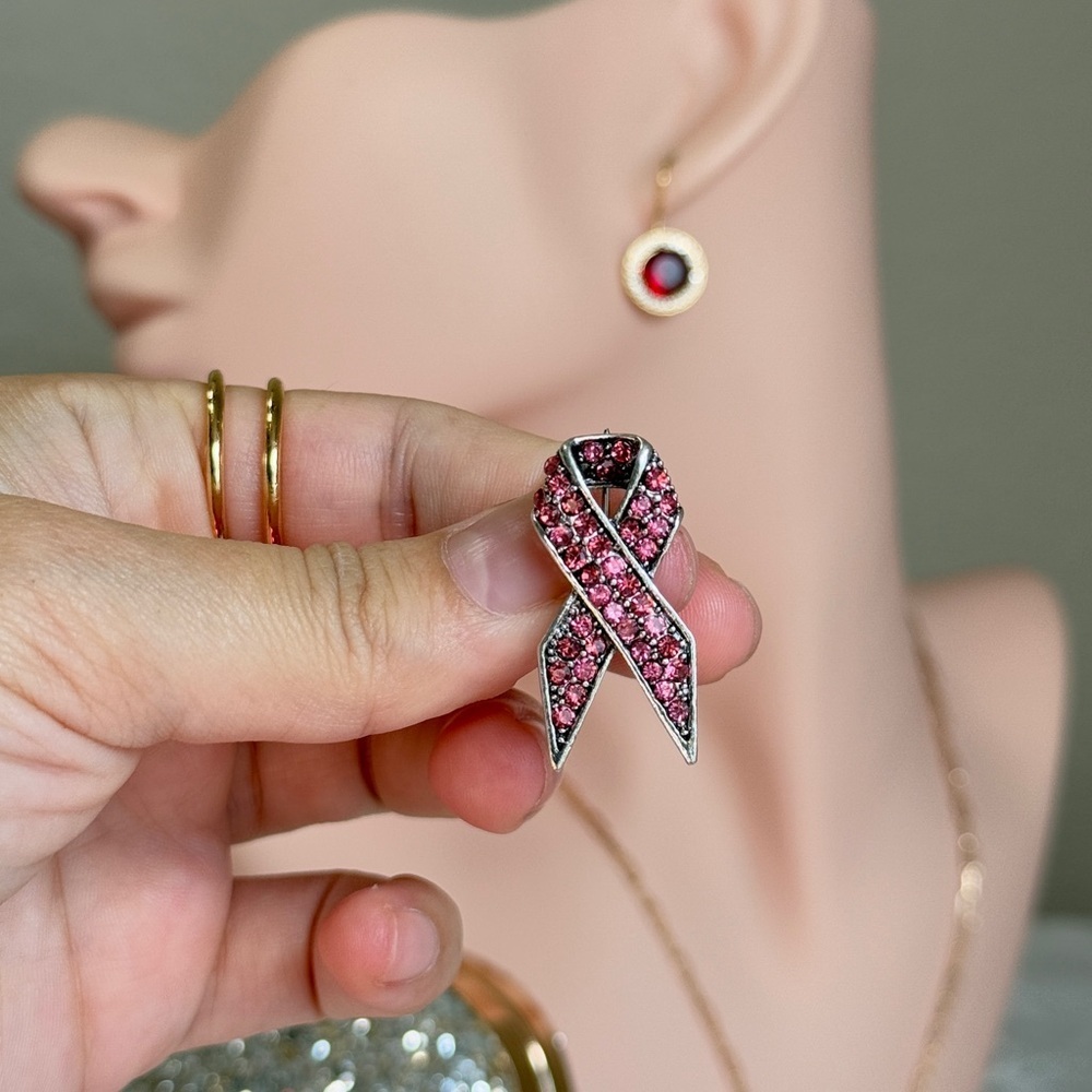 ⚜️💖 Elegant Pink Ribbon Brooch 🫶🏼💗 - Picture 6 of 7